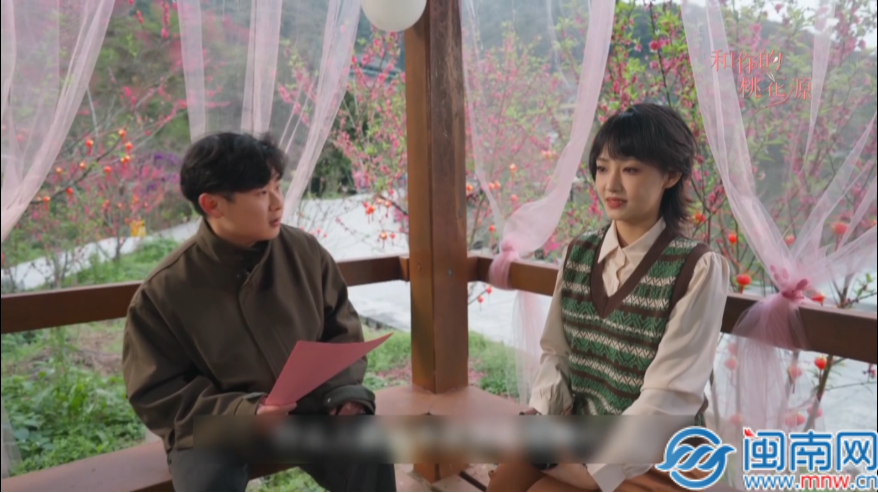 微短剧《和你的桃花源》热映 群众演员讲述“戏里戏外”家乡情(图1) 微短剧《和你的桃花源》热映 群众演员讲述“戏里戏外”家乡情(图1)