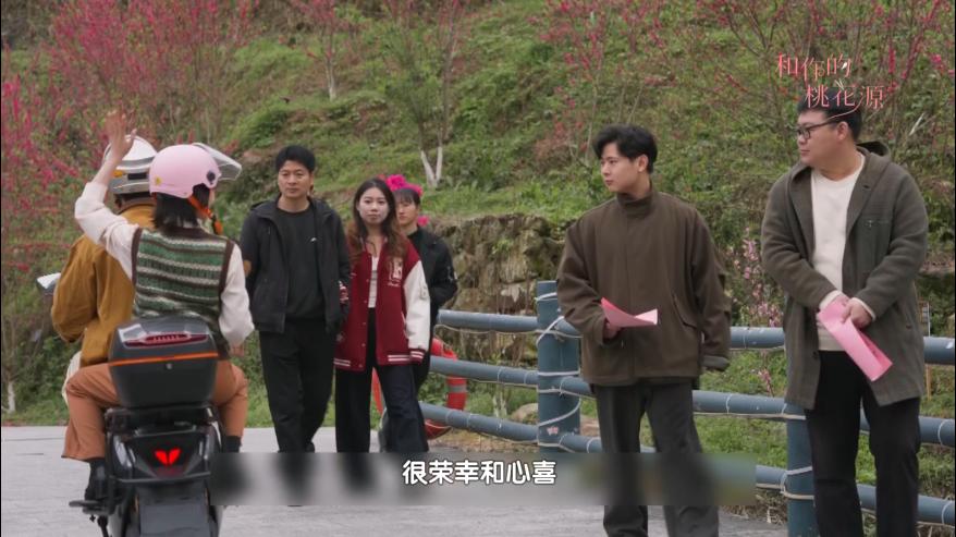 微短剧《和你的桃花源》热映 群众演员讲述“戏里戏外”家乡情(图2) 微短剧《和你的桃花源》热映 群众演员讲述“戏里戏外”家乡情(图2)