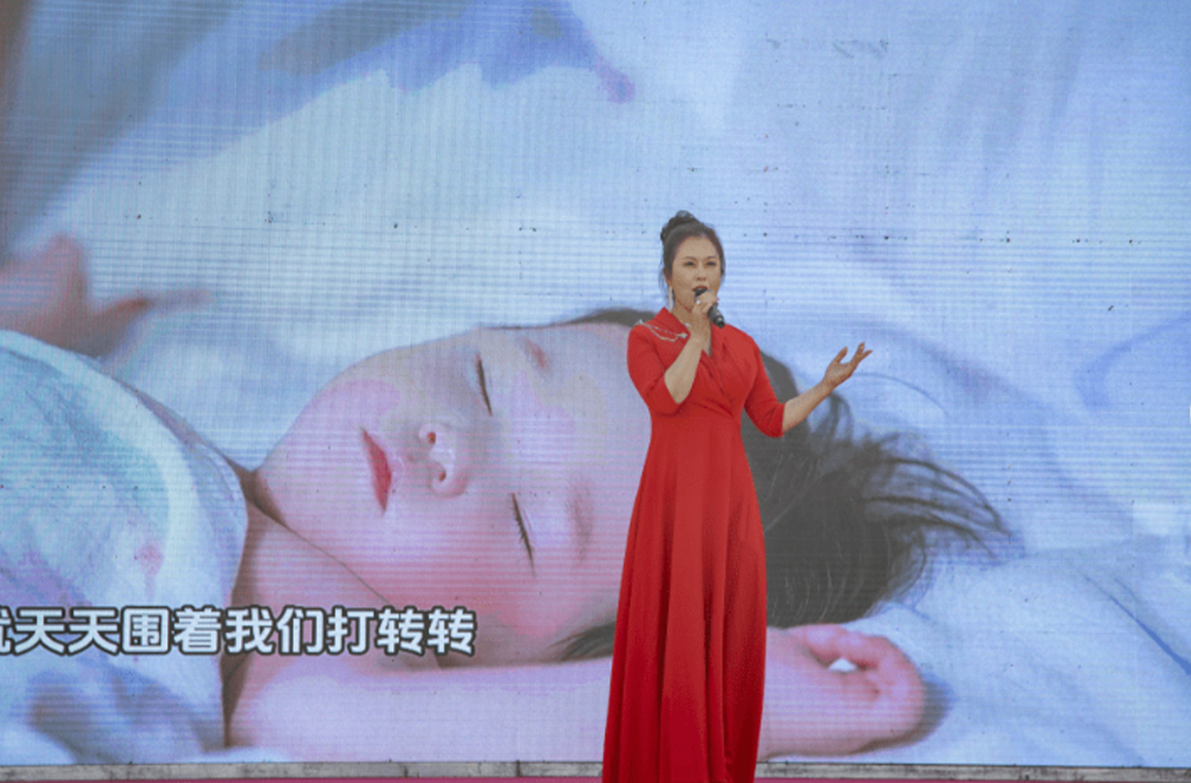 影视歌三栖明星薛媛荣获辽宁双节联欢会爱心形象大使荣誉称号(图3)